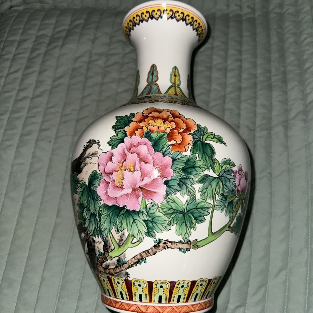 Chinese famille Rose Vase Dating Back‎ To Qing Dynasty Or Early Republic Signed
